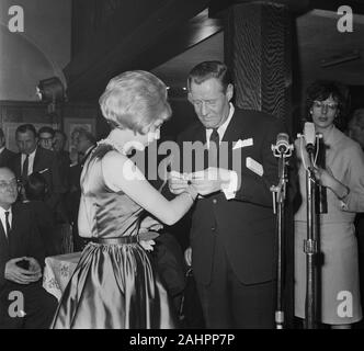 Willeke Alberti Die erste goldene Schallplatte Datum 2. März 1964 empfangen Stockfoto