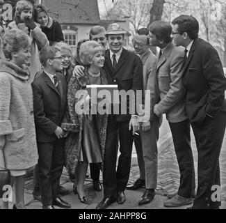 Willeke Alberti empfangene erste goldene Schallplatte von Tonträgern Direktor Jack Haslinghuis, Willeke außerhalb mit Rob De Nijs ihre Trophäe Datum 2. März 1964, Stockfoto