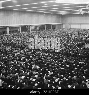 Folk Weihnachten singen in der RAI Gebäude von 7000 Sängern. Massive Christmas Song Überblick Datum 21. Dezember 1963 Stockfoto