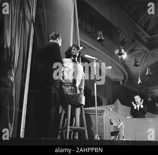 Grand Gala du Disque Pappel im Kurhaus in Scheveningen Sarah Vaughan Datum Oktober 12, 1963 Ort Scheveningen, Süd Holland Stockfoto