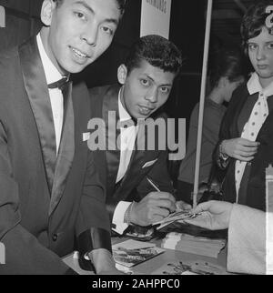 Markt in Bijenkorf in Rotterdam. Die blauen Diamanten Datum Oktober 9, 1963 Standort Rotterdam, Süd Holland Stockfoto