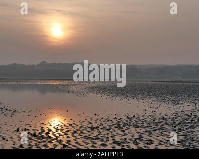Sonnenuntergang am Roten Wharf Bay, Anglesey, Wales, Großbritannien Stockfoto