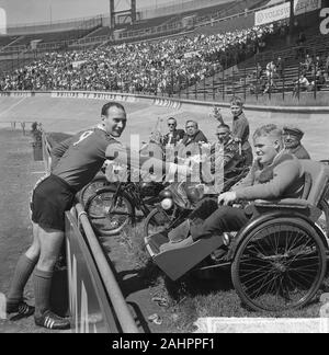 DWS in der Eredivisie durch Sieg über Rbc von 5-0. Arie de Oude gibt Blumen für Behinderte Zuschauer Datum 3. Juni 1963 Ort Amsterdam Stockfoto