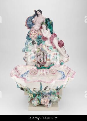 Sceaux Keramik und Porzellan Fabrik (Hersteller). Brunnen und Becken. 1750 - 1760. Sceaux. Zinn - glasierte Irdenware und polychrome Dieser Brunnen, in Hochrelief modelliert und in hellen Farben gestrichen Emaille Emaille, veranschaulicht sowohl die Ambitionen der Töpferei in Sceaux, südlich von Paris, und der Überschwang des Rokoko von Mitte des 18. Jahrhunderts in Frankreich. Eine Triton (eine mythologische Meer Gottheit ähnlich einem merman), eine Nymphe, und ein Scampering Kind auf einem felsigen, Shell darstellen - verkrustete zutage, dass die Projekte über einen Delphin - wie Meer Kreatur, aus dessen Mund floss das Wasser. Darunter eine große Sie Stockfoto