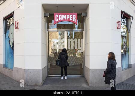 Spanien. 29 Dez, 2019. Ein Zweig der Spanischen multinationalen Fertigung und Schuhe Einzelhandel Marke Camper store in Spanien gesehen. Credit: Budrul Chukrut/SOPA Images/ZUMA Draht/Alamy leben Nachrichten Stockfoto