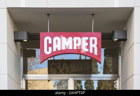 Spanien. 29 Dez, 2019. Ein Zweig der Spanischen multinationalen Fertigung und Schuhe Einzelhandel Marke Camper logo und Speichern in Spanien gesehen. Credit: Budrul Chukrut/SOPA Images/ZUMA Draht/Alamy leben Nachrichten Stockfoto