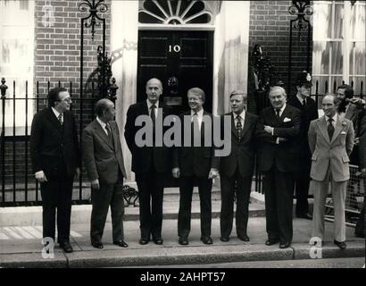 Mai 07, 1977 - London, England, Vereinigtes Königreich - Downing Street Konferenz begann heute mit sieben internationalen Führern, die, von links, Giulio Andreotti, PM von Italien, TAKEO FUKUDA PM von Japan, Präsident Valery Giscard d'Estaing von Frankreich, US-Präsident Jimmy Carter, Bundeskanzler Helmut Schmidt, der britische Premierminister James Callaghan und Pierre Trudeau von Kanada außerhalb Downing Street Nr.10 vor der Sitzung. Sie werden erörtern, wie die industrielle Welt von seinen Mühen zu ziehen. (Bild: © Keystone Presse Agentur/Keystone USA über ZUMAPRESS.com) Stockfoto