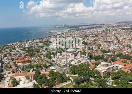 Istanbul Luftbild. Blick vom Hubschrauber; Hagia Sophia, die Blaue Moschee. Stockfoto