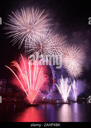 London, Großbritannien. 1. Jan 2020. begrüßt im Jahr 2020 mit Feuerwerk am London Eye Stockfoto