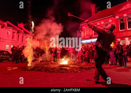 Exeter Street, Brighton, East Sussex, UK. 1. Jan 2020. Eine improvisierte Lagerfeuer und Straßenfest in der neuen Dekade um Mitternacht außerhalb der Chimney House Pub in Exeter Street, Brighton, East Sussex Credit: Andrew Hasson/Alamy leben Nachrichten Stockfoto