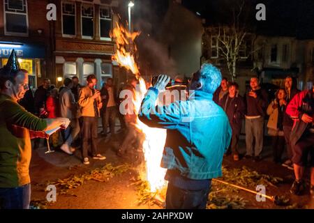 Exeter Street, Brighton, East Sussex, UK. 1. Jan 2020. Eine improvisierte Lagerfeuer und Straßenfest in der neuen Dekade um Mitternacht außerhalb der Chimney House Pub in Exeter Street, Brighton, East Sussex Credit: Andrew Hasson/Alamy leben Nachrichten Stockfoto