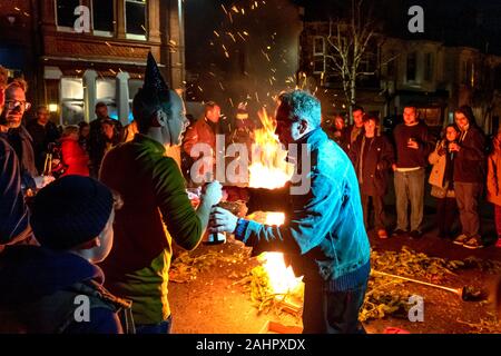 Exeter Street, Brighton, East Sussex, UK. 1. Jan 2020. Eine improvisierte Lagerfeuer und Straßenfest in der neuen Dekade um Mitternacht außerhalb der Chimney House Pub in Exeter Street, Brighton, East Sussex Credit: Andrew Hasson/Alamy leben Nachrichten Stockfoto