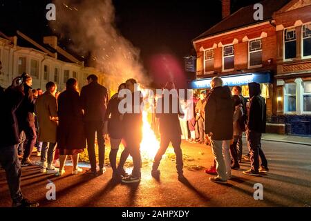 Exeter Street, Brighton, East Sussex, UK. 1. Jan 2020. Eine improvisierte Lagerfeuer und Straßenfest in der neuen Dekade um Mitternacht außerhalb der Chimney House Pub in Exeter Street, Brighton, East Sussex Credit: Andrew Hasson/Alamy leben Nachrichten Stockfoto