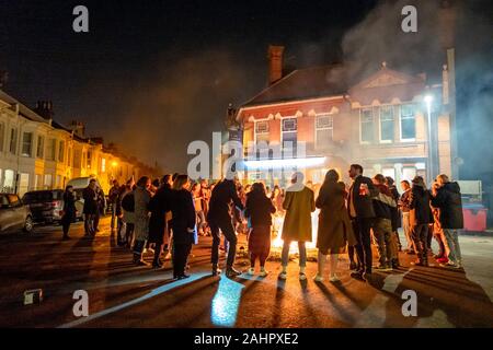 Exeter Street, Brighton, East Sussex, UK. 1. Jan 2020. Eine improvisierte Lagerfeuer und Straßenfest in der neuen Dekade um Mitternacht außerhalb der Chimney House Pub in Exeter Street, Brighton, East Sussex Credit: Andrew Hasson/Alamy leben Nachrichten Stockfoto