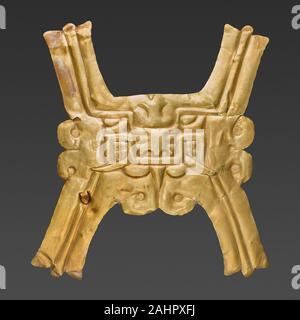 Chavin. Gold Pektorale mit Zoomorphen Gesicht. 600 v. Chr. - 400 v. Chr.. Nordküste. Gold die archäologische Stätte von Chavin de Huantar, hohe, in einem Tal in den nördlichen Anden Perus, wurde der Sitz der wirtschaftlichen, politischen und religiösen Macht, die Anlass zu Kunst und Symbolik, die tief den Anden zwischen 900 und 200 B.C. 1 Die Herrscher von Chavin betroffenen führte zu einer kulturellen Synthese, die Anpassung der architektonische und skulpturale Formen, mit Lineal verbunden war - Schiff, die von der städtischen Gesellschaften an der Küste von Peru für mindestens tausend Jahre. Künstler schuf eine neue Bildsprache, Ableitung von Formen aus beiden t Stockfoto