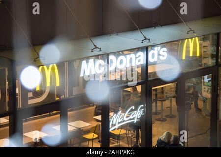 McDonald's Restaurant in Danzig, Polen. Dezember 9 2019 © wojciech Strozyk/Alamy Stock Foto Stockfoto
