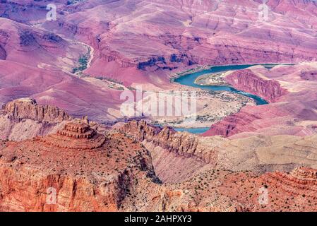 Ein Blick auf die robuste dennoch schönen Grand Canyon National Park während einer hellen Tag zeigt die komplizierten Einzelheiten der Bergrücken und Formationen. Stockfoto