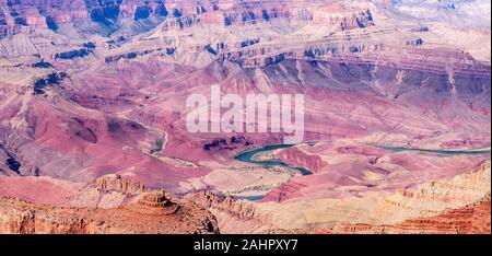 Ein Blick auf den Colorado River Weben durch Täler und schroffen Grand Canyon Terrain gesehen von Lipan Point übersehen Stockfoto