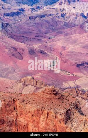 Ein Blick auf die robuste dennoch schönen Grand Canyon National Park während einer hellen Tag zeigt die komplizierten Einzelheiten der Bergrücken und Formationen. Stockfoto