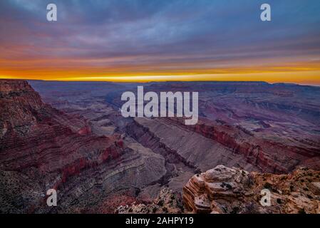 Ein Blick auf die robuste dennoch schönen Grand Canyon National Park während einer dramatischen Sonnenuntergang Highlights die komplizierten Details der Bergrücken und Formationen ein Stockfoto