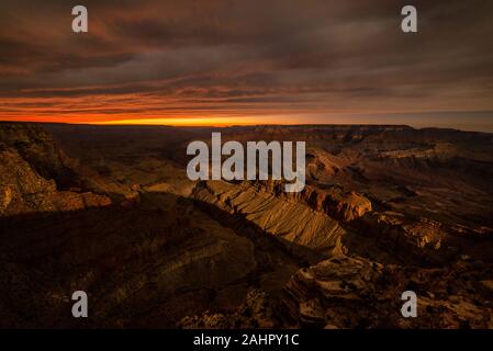 Ein Blick auf die robuste dennoch schönen Grand Canyon National Park während einer dramatischen Sonnenuntergang mit dem Mond der Schlucht bei Lipan Stelle auf. Stockfoto