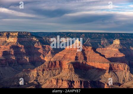 Ein Blick auf die robuste dennoch schönen Grand Canyon National Park während einer dramatischen Sonnenuntergang Highlights die komplizierten Details der Bergrücken und Formationen ein Stockfoto