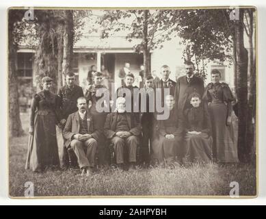 Unbekannt. Untitled (Gruppe Portrait von zwölf). 1890 - 1899. Getönten Silbergelatineabzug Stockfoto