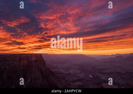 Ein Blick auf die robuste dennoch schönen Grand Canyon National Park während einer dramatischen Sonnenuntergang Highlights die komplizierten Details der Bergrücken und Formationen ein Stockfoto