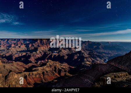 Ein Blick auf die robuste dennoch schönen Grand Canyon National Park in der Nacht mit dem Mondlicht Beleuchtung der Schlucht Stockfoto