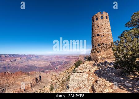 Einen Panoramablick auf die Bergigen Grand Canyon Desert View Wachtturm vor blauem Himmel umrahmt. Stockfoto