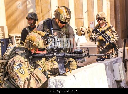 Bagdad, Irak. 31 Dez, 2019. Us-Armee Soldaten vom 1. Brigade, 25 Infanterie Division, Task Force-Iraq, nehmen defensive Positionen bei Forward Operating Base Union III, in Bagdad, Irak, am 31. Dezember 2019. Dutzende von Angry irakischen schiitischen Miliz Unterstützer brach in die US-Botschaft in Bagdad am Dienstag nach Zertrümmern einer Eingangstür und Brand zu einer Rezeption. Foto: Staff Sgt. Desmond Cassell/U.S. Armee/UPI Quelle: UPI/Alamy leben Nachrichten Stockfoto