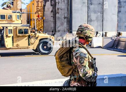 Bagdad, Irak. 31 Dez, 2019. Us-Armee Soldaten vom 1. Brigade, 25 Infanterie Division, Task Force-Iraq, nehmen defensive Positionen bei Forward Operating Base Union III, in Bagdad, Irak, am 31. Dezember 2019. Dutzende von Angry irakischen schiitischen Miliz Unterstützer brach in die US-Botschaft in Bagdad am Dienstag nach Zertrümmern einer Eingangstür und Brand zu einer Rezeption. Foto: Staff Sgt. Desmond Cassell/U.S. Armee/UPI Quelle: UPI/Alamy leben Nachrichten Stockfoto