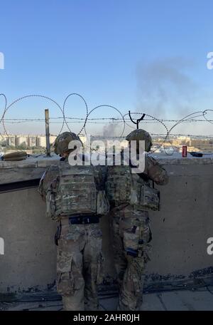 Bagdad, Irak. 31 Dez, 2019. Us-Armee Soldaten vom 1. Brigade, 25 Infanterie Division, Task Force-Iraq, Mann einen Beobachtungsposten am Vorwärts Operating Base Union III, in Bagdad, Irak, am 31. Dezember 2019. Dutzende von Angry irakischen schiitischen Miliz Unterstützer brach in die US-Botschaft in Bagdad am Dienstag nach Zertrümmern einer Eingangstür und Brand zu einer Rezeption. Foto von Maj. Charlie Dietz/U.S. Armee/UPI Quelle: UPI/Alamy leben Nachrichten Stockfoto