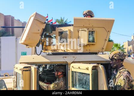 Bagdad, Irak. 31 Dez, 2019. Us-Armee Soldaten vom 1. Brigade, 25 Infanterie Division, Task Force-Iraq, nehmen defensive Positionen bei Forward Operating Base Union III, in Bagdad, Irak, am 31. Dezember 2019. Dutzende von Angry irakischen schiitischen Miliz Unterstützer brach in die US-Botschaft in Bagdad am Dienstag nach Zertrümmern einer Eingangstür und Brand zu einer Rezeption. Foto: Staff Sgt. Desmond Cassell/U.S. Armee/UPI Quelle: UPI/Alamy leben Nachrichten Stockfoto
