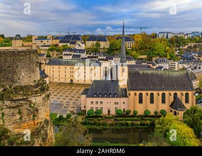 Bird's Eye Luftaufnahme der Neumünster Abbey in die UNESCO, die Altstadt von Luxemburg mit seinen alten Vierteln und Befestigungen Stockfoto