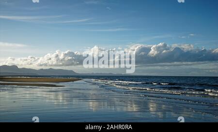 Einen langen weissen Wolke im nassen Strand an der Paton Rock, Golden Bay, Neuseeland wider. Stockfoto