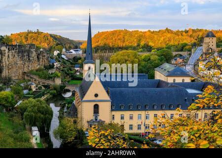 Bird's Eye Luftaufnahme der Neumünster Abbey in die UNESCO, die Altstadt von Luxemburg mit seinen alten Vierteln und Befestigungen Stockfoto