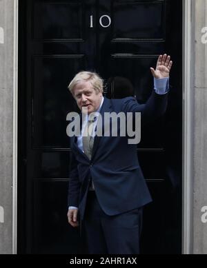 Peking, China. 13 Dez, 2019. Der britische Premierminister Boris Johnson kehrt in Downing Street 10, nachdem er die Königin in London, Großbritannien, 13. Dez., 2019. Credit: Han Yan/Xinhua/Alamy leben Nachrichten Stockfoto