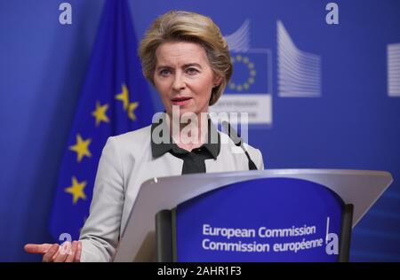 Peking, Belgien. 11 Dez, 2019. Der Präsident der Europäischen Kommission, Ursula von der Leyen stellt eine Presseerklärung über den Europäischen Green Deal am EU-Sitz in Brüssel, Belgien, 11. Dez., 2019. Credit: Zheng Huansong/Xinhua/Alamy leben Nachrichten Stockfoto