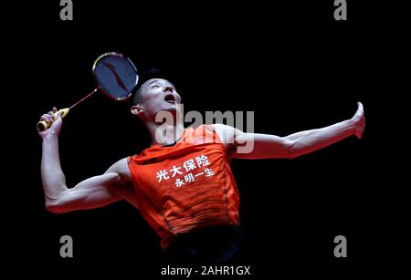 Peking, Guangdong Provinz Chinas. 11 Dez, 2019. Chinas Chen Lange konkurriert bei der Men's singles Gruppe B Übereinstimmung zwischen Chen und Dänemarks Viktor axelsen am BWF World Tour Finals 2019 in Guangzhou, der Hauptstadt der Provinz Guangdong im Süden Chinas, Dez. 11, 2019. Credit: Zhang Chen/Xinhua/Alamy leben Nachrichten Stockfoto