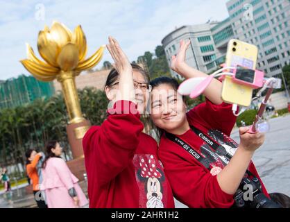 Peking, China. 13 Dez, 2019. Menschen besuchen die Golden Lotus Platz in Macao, China, Dez. 13, 2019. Credit: Cheong kam Ka/Xinhua/Alamy leben Nachrichten Stockfoto