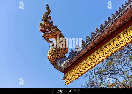 Statue auf dem Dach eines buddhistischen Tempel, Chiang Mai, Thailand Stockfoto