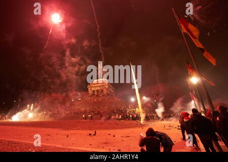 Koblenz, Deutschland. 01 Jan, 2020. Die Teilnehmer des Neuen Jahres Feier licht Feuerwerk Raketen auf das Deutsche Eck vor dem Reiterstandbild von Kaiser Wilhelm. Quelle: Thomas Frey/dpa/Alamy leben Nachrichten Stockfoto