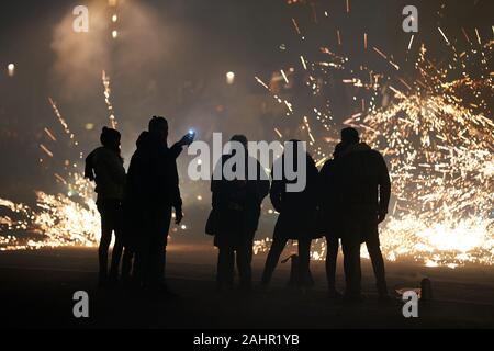 Koblenz, Deutschland. 01 Jan, 2020. Eine Gruppe von jungen Leuten entzündet Feuerwerk Raketen auf das Deutsche Eck vor dem Reiterstandbild von Kaiser Wilhelm am Zusammenfluss von Rhein und Mosel. Quelle: Thomas Frey/dpa/Alamy leben Nachrichten Stockfoto