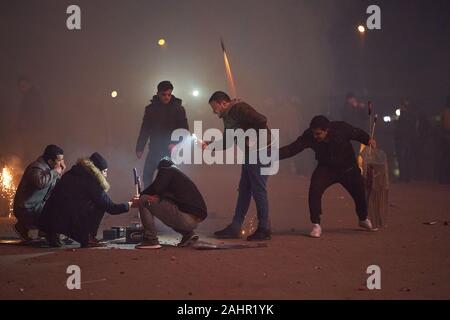 Koblenz, Deutschland. 01 Jan, 2020. Junge Männer licht Feuerwerk Raketen auf das Deutsche Eck vor dem Reiterstandbild von Kaiser Wilhelm am Zusammenfluss von Rhein und Mosel. Quelle: Thomas Frey/dpa/Alamy leben Nachrichten Stockfoto