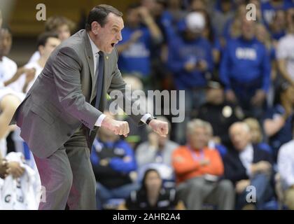 Durham, North Carolina, USA. 31 Dez, 2019. MIKE KRZYZEWSKI, Leiter Duke's Coach beauftragt sein Team von der Seitenlinie. Die Duke Blue Devils bewirtete die Boston College Eagles an der Cameron Indoor Stadium in Durham, N.C. Credit: Fabian Radulescu/ZUMA Draht/Alamy leben Nachrichten Stockfoto