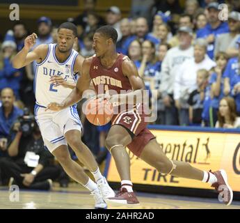 Durham, North Carolina, USA. 31 Dez, 2019. JAIRUS HAMILTON (1) des Boston College dribbelt gegen CASSIUS STANLEY (2) Herzog. Die Duke Blue Devils bewirtete die Boston College Eagles an der Cameron Indoor Stadium in Durham, N.C. Credit: Fabian Radulescu/ZUMA Draht/Alamy leben Nachrichten Stockfoto