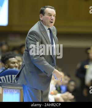 Durham, North Carolina, USA. 31 Dez, 2019. MIKE KRZYZEWSKI, Leiter Duke's Coach beauftragt sein Team von der Seitenlinie. Die Duke Blue Devils bewirtete die Boston College Eagles an der Cameron Indoor Stadium in Durham, N.C. Credit: Fabian Radulescu/ZUMA Draht/Alamy leben Nachrichten Stockfoto