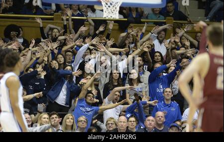 Durham, North Carolina, USA. 31 Dez, 2019. Duke fans Reagieren während eines freien werfen. Die Duke Blue Devils bewirtete die Boston College Eagles an der Cameron Indoor Stadium in Durham, N.C. Credit: Fabian Radulescu/ZUMA Draht/Alamy leben Nachrichten Stockfoto