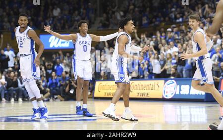 Durham, North Carolina, USA. 31 Dez, 2019. Herzog feiern, nachdem zählen 3 Punkte. Die Duke Blue Devils bewirtete die Boston College Eagles an der Cameron Indoor Stadium in Durham, N.C. Credit: Fabian Radulescu/ZUMA Draht/Alamy leben Nachrichten Stockfoto